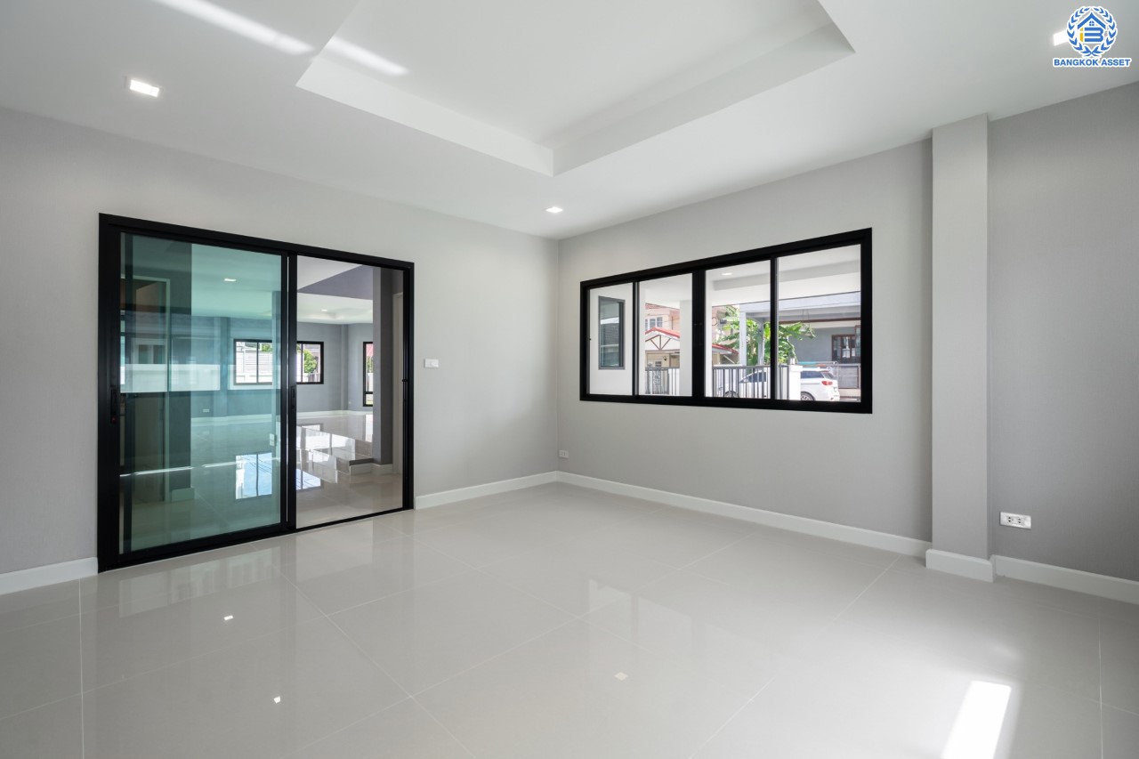 คฤหาสน์หลังใหญ่ตกแต่งใหม่ ม.บ้านสวนดอกไม้ ปิ่นเกล้า ดีไซน์สุด Luxury เนื้อที่ 154.5 ตร.ว. บนพื้นที่ใช้สอยถึง 435 ตร.ม. ฟังก์ชันจัดเต็ม 5 ห้องนอน 6 ห้องน้ำ 1 ห้องแม่บ้าน 2 ห้องอเนกประสงค์ (มีเรือนรับรองด้านข้าง พร้อมห้องน้ำในตัว) จอดรถได้ถึง 4 คัน บนทำเลเชื่อมต่อเมืองอย่างรวดเร็ว ใกล้ทางคู่ขนานลอยฟ้าบรมราชชนนี ทางด่วน "กาญจนาภิเษก" ม.มหิดล และเซ็นทรัลปิ่นเกล้า